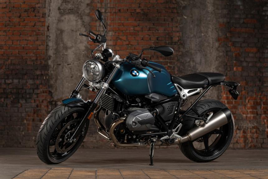 Wire wheels as standard in 2021 BMW R NineT models image