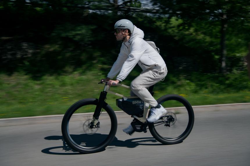 This BMW e-bike has a 300+ km range image
