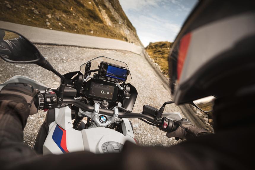 BMW ditches Garmin for mobile phone cradle image