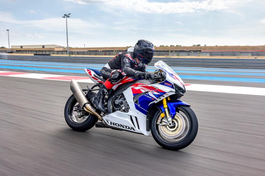 Honda unveils 214 HP 30th Anniversary Fireblade image
