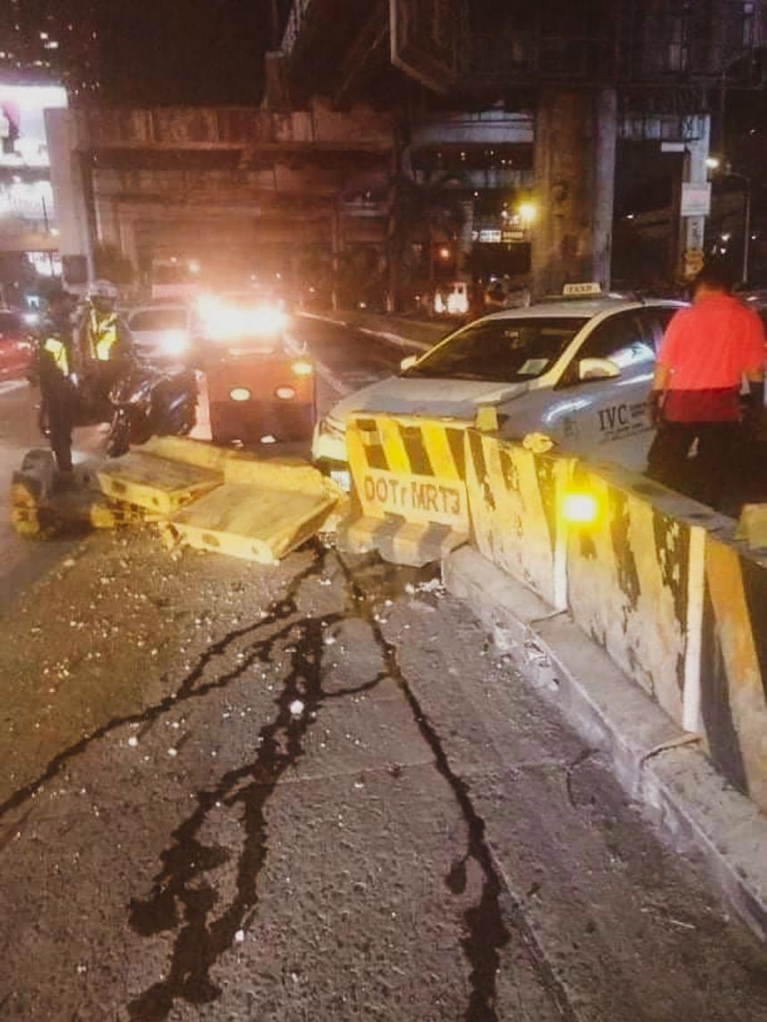 MMDA eyes replacing concrete barriers with bollards MMDA eyes replacing concrete barriers with bollards image