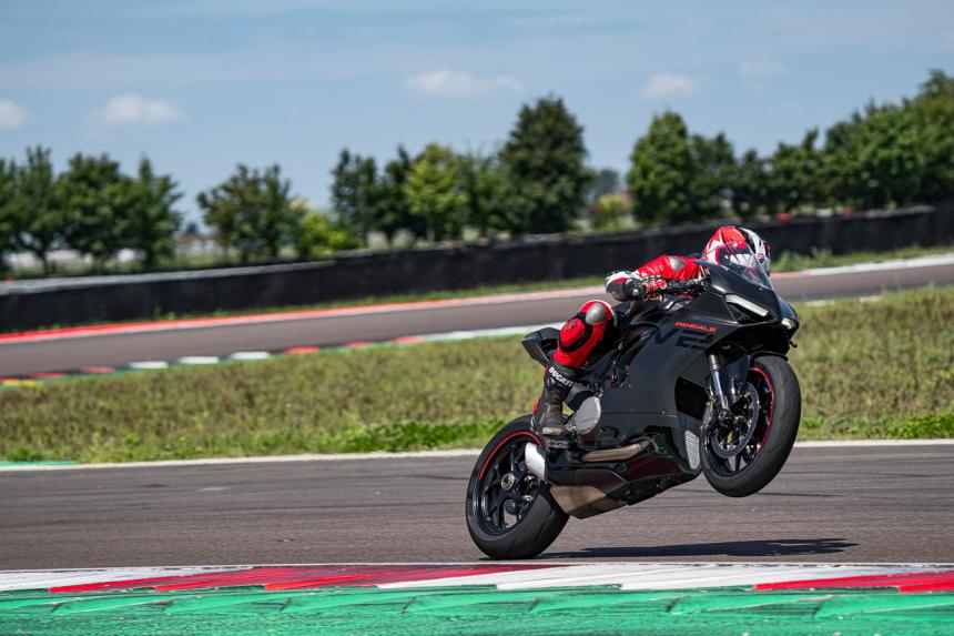 2024 Ducati Panigale V2 to come in black image
