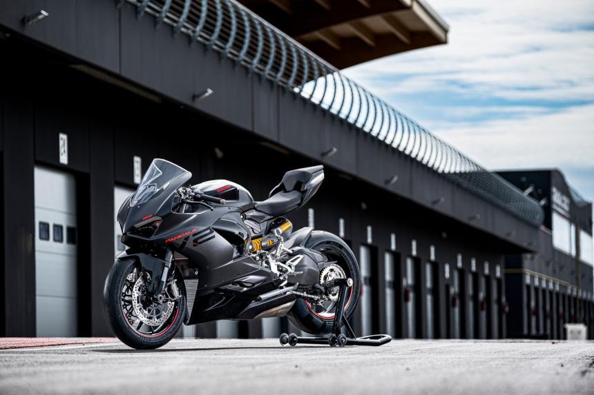 2024 Ducati Panigale V2 to come in black image