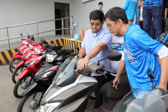 Suzuki lends out its fuel-efficient models to Angkas riders Suzuki lends out its fuel-efficient models to Angkas riders image