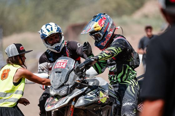 2x Dakar champ Sam Sunderland onboard Tiger 900 wins at Romaniacs 2x Dakar champ Sam Sunderland onboard Tiger 900 wins at Romaniacs image