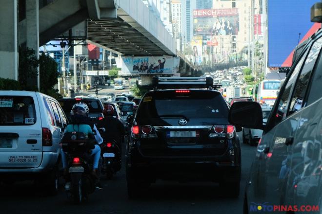 5 reasons why motorcycle lanes are dangerous for riders image