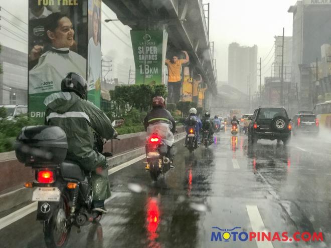 Poncho raincoat: is it unsafe for motorcycle riding use? image