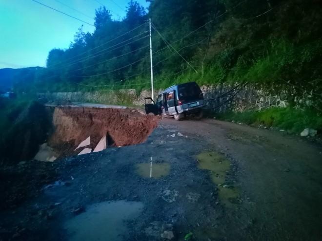 Road cut by land slides along Kibungan-Bakun Rd in Benguet image