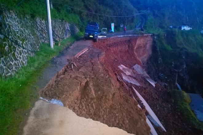 Road cut by land slides along Kibungan-Bakun Rd in Benguet image