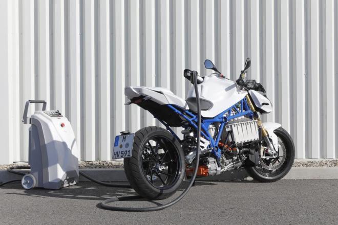 BMW shows off Frankenstein e-S 1000 R image