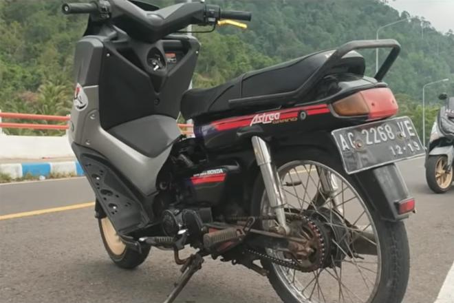 Watch: Half Yamaha Nmax, half Honda Dream bike build image
