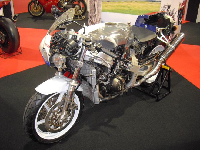 You can now buy Honda genuine parts for your VFR750R image