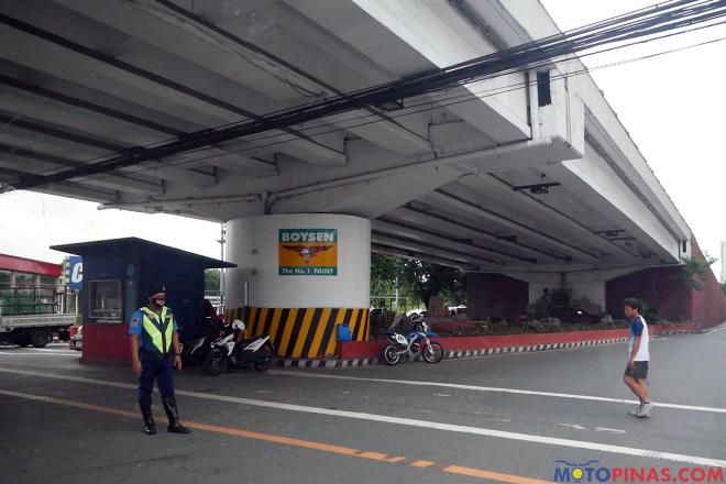 Double yellow vs dashed line: Know the road markings image