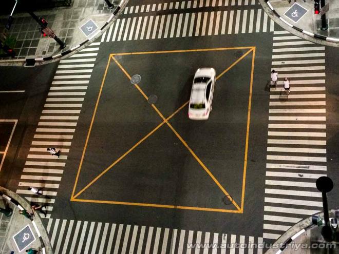 Double yellow vs dashed line: Know the road markings image