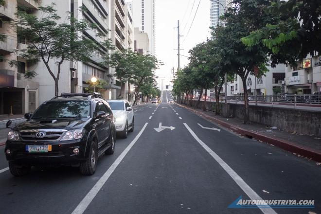 Double yellow vs dashed line: Know the road markings image