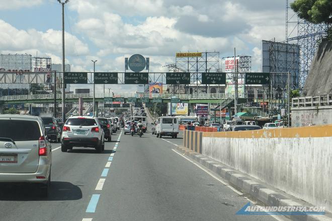 Double yellow vs dashed line: Know the road markings image