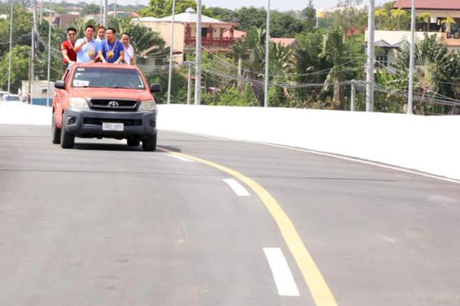 Double yellow vs dashed line: Know the road markings image