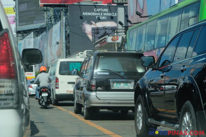 Double yellow vs dashed line: Know the road markings image