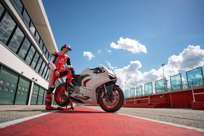 Ducati Panigale V2 now offered in white image
