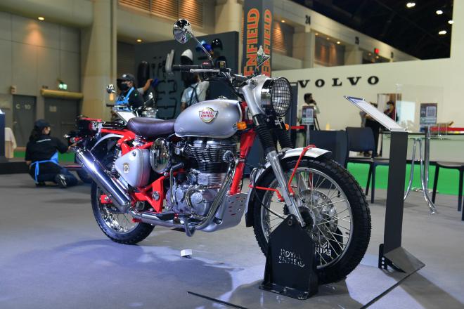 Royal Enfield shows off Classic Stealth Black, new Bullet livery image