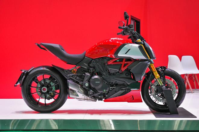 Ducati gives Panigale V4 aero kit for 2020, adds red Diavel image