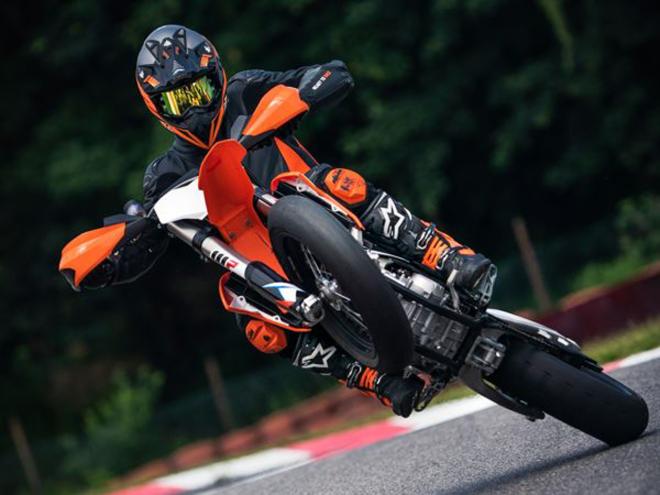 KTM brings back the 450 SMR supermoto image