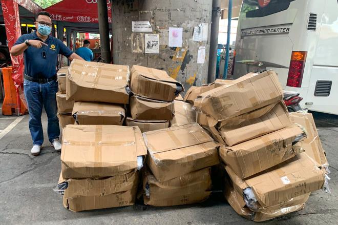 MMDA receives 2,000 MC barriers, donates it back to riders image