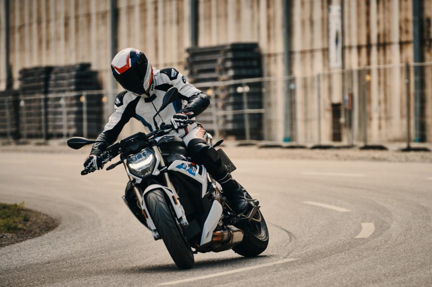 2021 BMW S 1000 R was designed to hoon image
