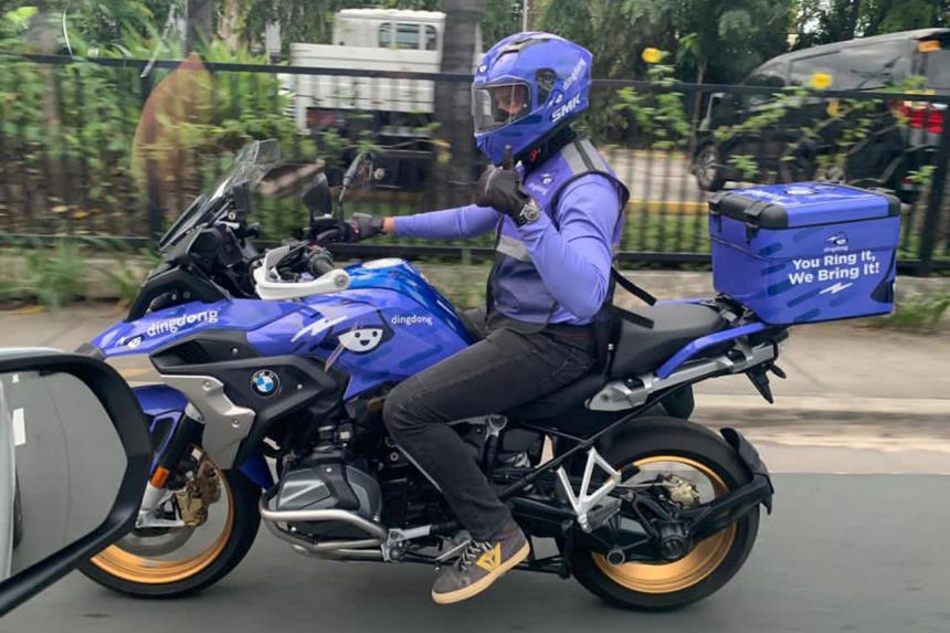 Dingdong Dantes spotted delivering packages image