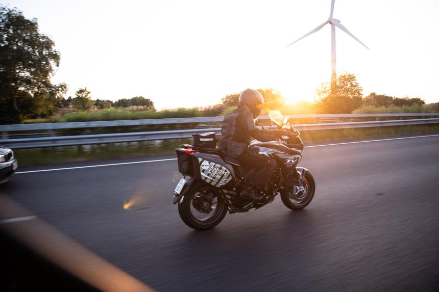 62yo rider sets a new world record for endurance riding image