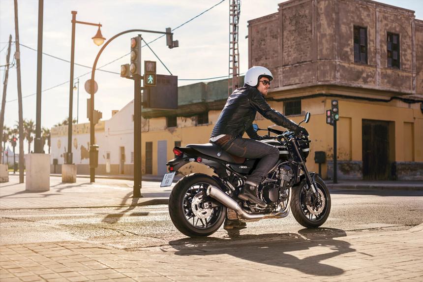 2022 Kawasaki Z900 RS Café only comes in black image