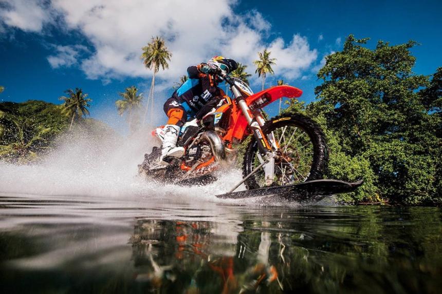 Rider goes from Europe to Asia and back over water image