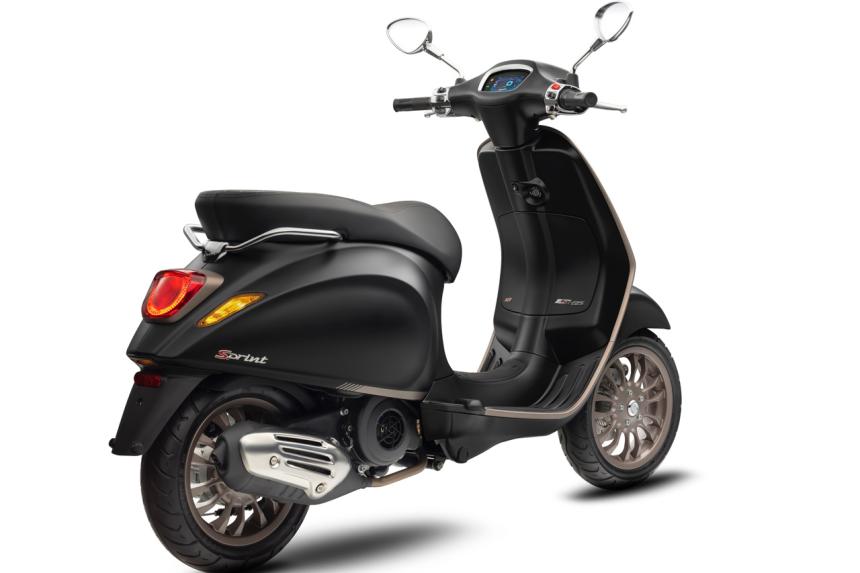 Vespa launches 2021 Sprint S with digital panel image