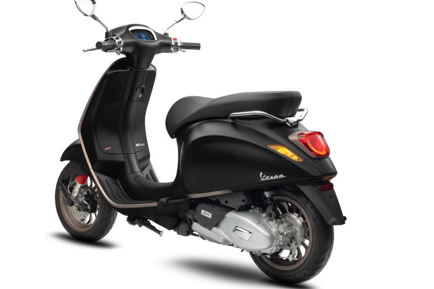 Vespa launches 2021 Sprint S with digital panel image