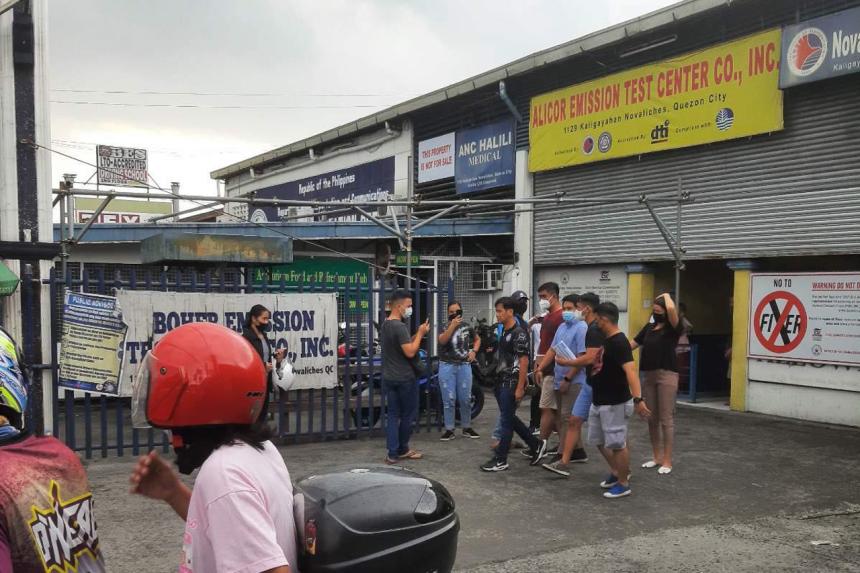 LTO, police nabs fixers offering non-appearance vehicle registration LTO, police nabs fixers offering non-appearance vehicle registration image