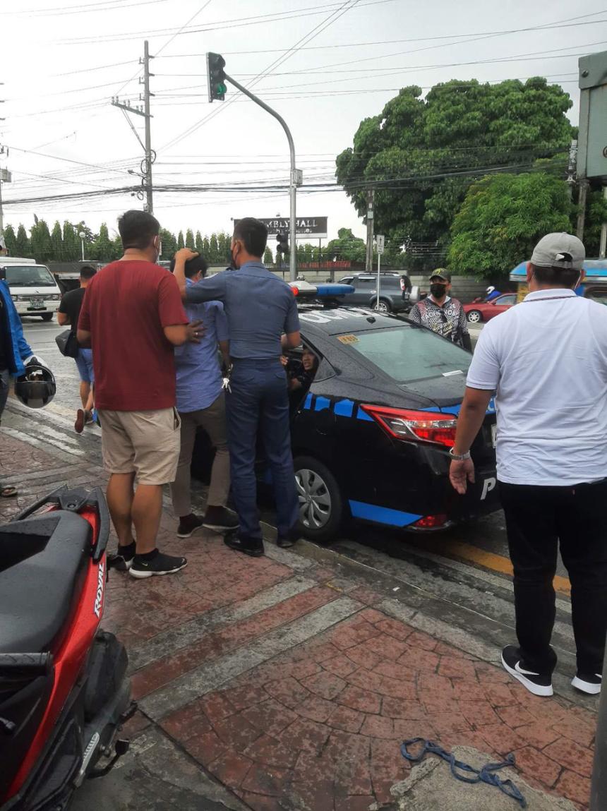 LTO, police nabs fixers offering non-appearance vehicle registration LTO, police nabs fixers offering non-appearance vehicle registration image