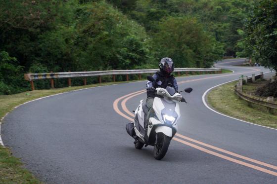 The Yamaha RayZR looks like the brother of the Suzuki Avenis The Yamaha RayZR looks like the brother of the Suzuki Avenis image