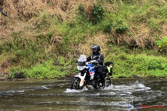 How the Aprilia Tuareg 660 compares with the Yamaha T7 How the Aprilia Tuareg 660 compares with the Yamaha T7 image