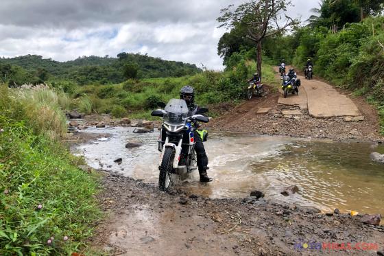 How the Aprilia Tuareg 660 compares with the Yamaha T7 How the Aprilia Tuareg 660 compares with the Yamaha T7 image