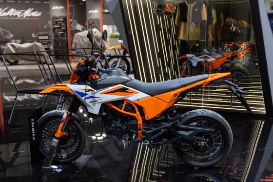 KTM shows off 390 SMC R supermoto at EICMA KTM shows off 390 SMC R supermoto at EICMA image
