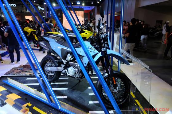 Suzuki teases the DR-Z4S and DR-Z4SM at Makina Suzuki teases the DR-Z4S and DR-Z4SM at Makina image
