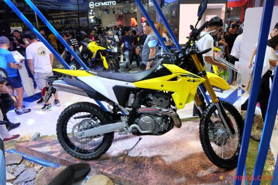 Suzuki teases the DR-Z4S and DR-Z4SM at Makina Suzuki teases the DR-Z4S and DR-Z4SM at Makina image