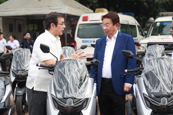 Chinoy businessmen equip Manila cops with scooters vs. riding-in-tandem Chinoy businessmen equip Manila cops with scooters vs. riding-in-tandem image