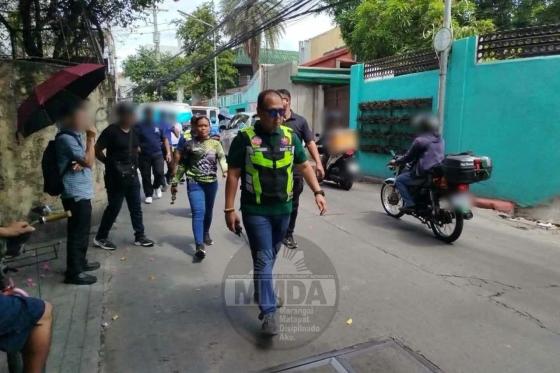 MMDA’s no-helmet stop of a teacher divides the internet MMDA’s no-helmet stop of a teacher divides the internet image