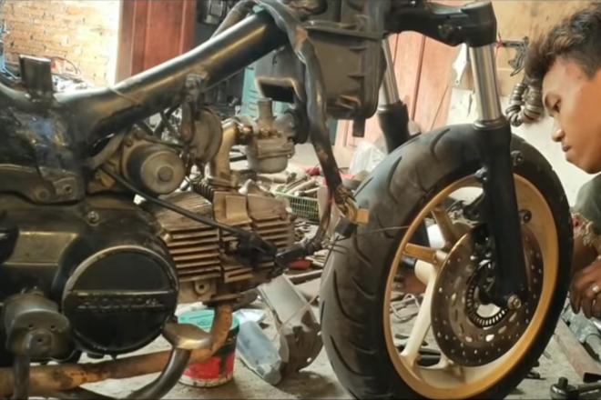 Watch: Half Yamaha Nmax, half Honda Dream bike build image