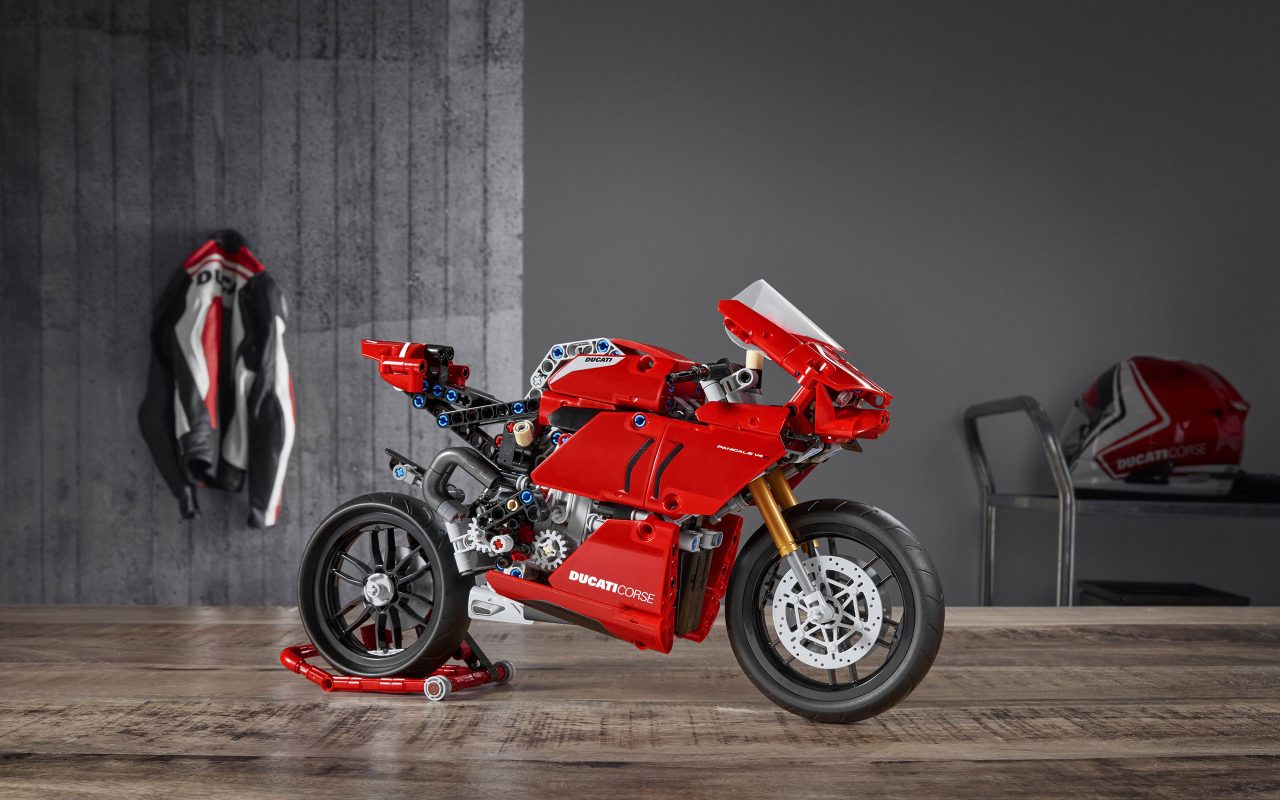 Build your own Lego Ducati Panigale V4 R