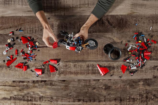 Build your own Lego Ducati Panigale V4 R image
