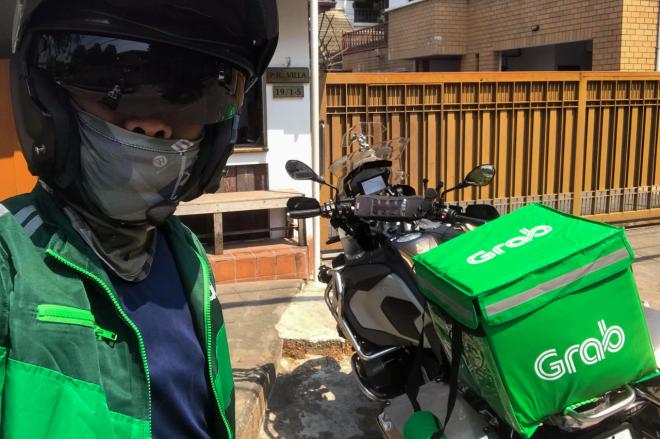 This Thai pilot rides his BMW GS Adventure on his GrabFood job image