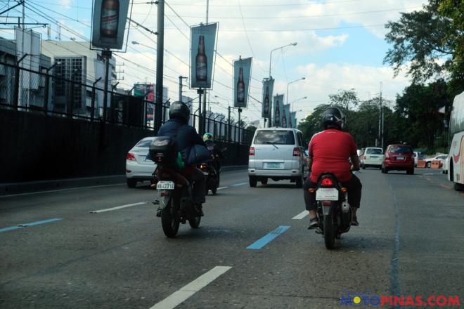 Double yellow vs dashed line: Know the road markings image