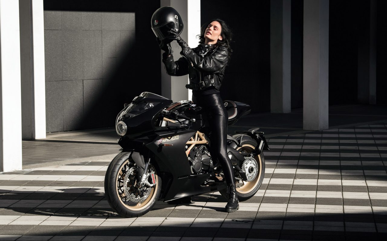 MV Agusta adds 2 new colors for Superveloce 800